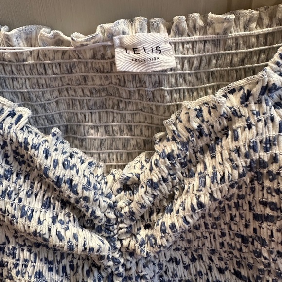 Le Lis Collection Blue & White Floral Ruched Top Size S - Picture 2 of 4